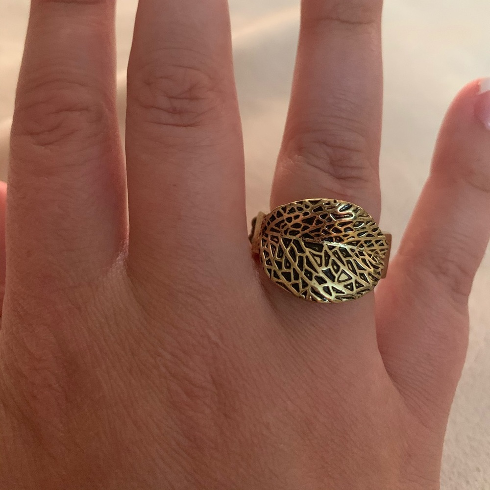 Stretchy band brass ring